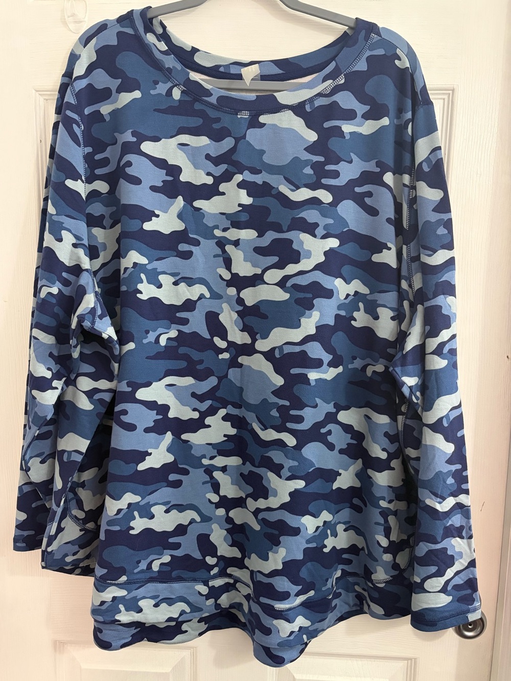 Zuda Women’s Blue Camo Long-Sleeve lightweight Pullover Sweatshirt. Size 4X